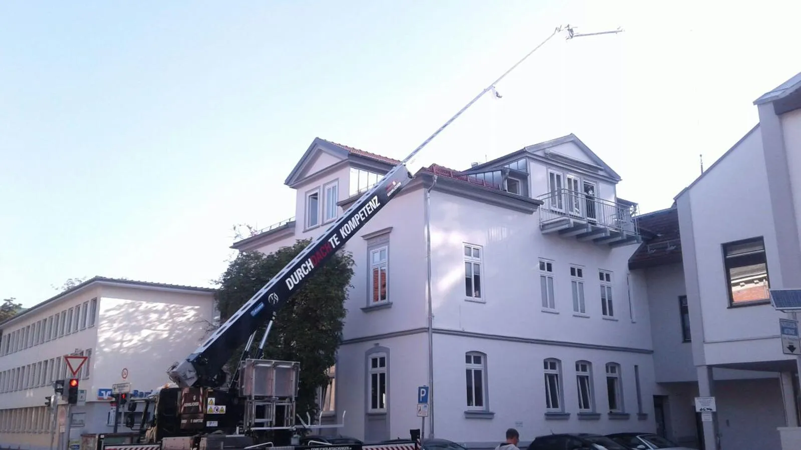 Steildach-Sanierung eines Walmdachs mit Gaube in Coburg